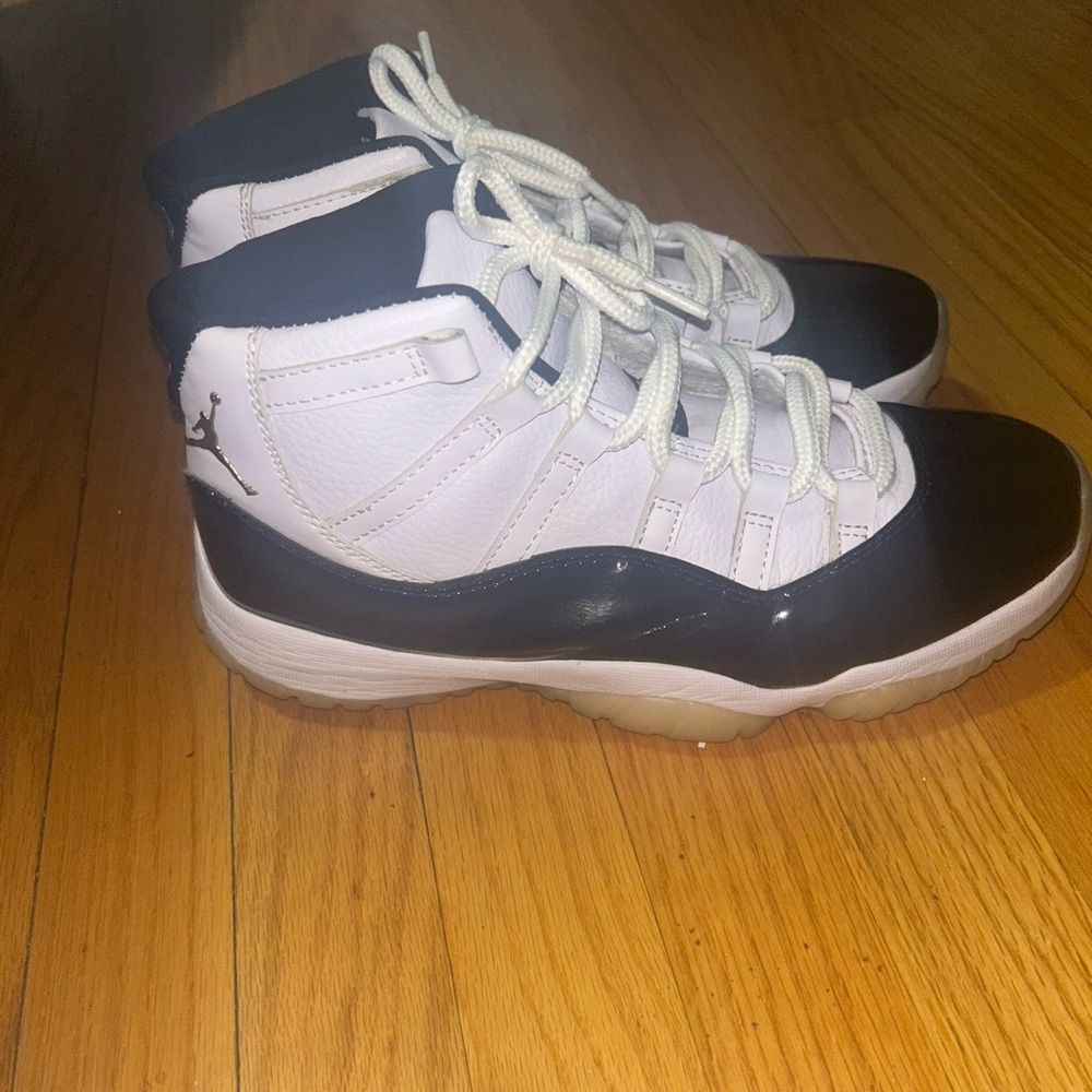 Jordan Black and White Sneakers Classic Design